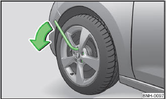 Abb. 112 Radwechsel: Radschrauben lösen
