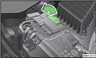 Abb. 103 Fahrzeugbatterie: Abdeckung aufklappen