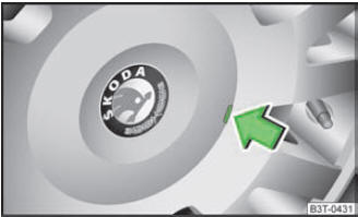 Abb. 129 Radzierkappe bei Leichtmetallrädern abziehen