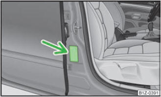 Abb. 124 Aufkleber an der B-Säule auf der Beifahrerseite